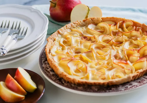 Elma gül ile tart.