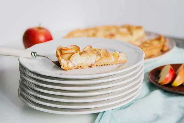 Tarta con rosas manzana . — Foto de Stock