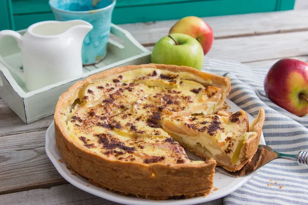 Elma tart kurabiye hamur tablo.