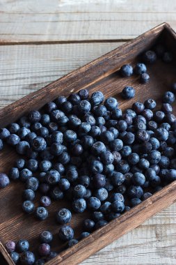 Yaban mersini olgun ahşap arka plan.