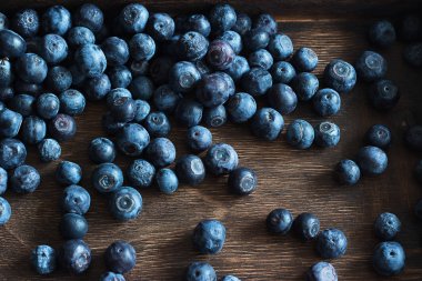 Yaban mersini olgun ahşap arka plan.