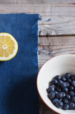 Limon yaban mersini kase kot arka plan..