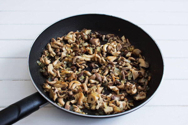Жареные нарезанные устричные грибы лук сковороды селективный фокус
.