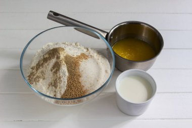 Mutfakta hamur yapma süreci.