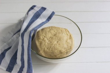 Mutfakta hamur yapma süreci.