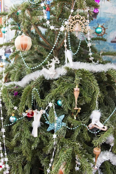 Árbol de Navidad decorado juguetes surtidos enfoque selectivo . — Foto de Stock