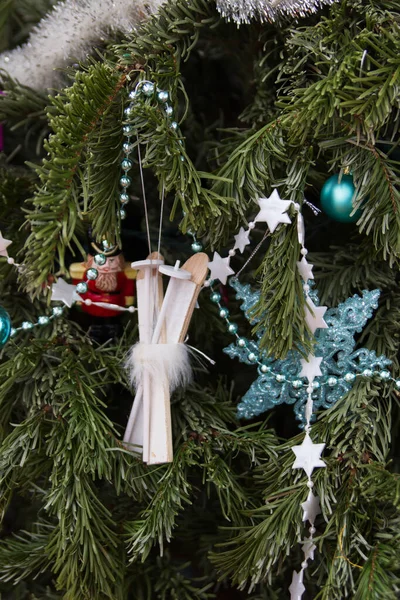 Kerstboom versierd assortiment speelgoed selectieve focus. — Stockfoto
