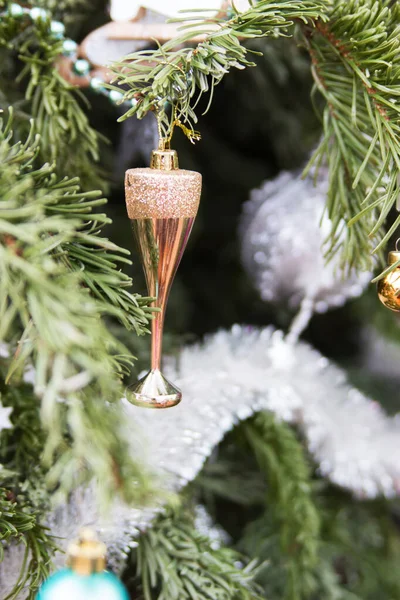 Рождественская елка украшены разнообразные игрушки избирательный фокус . — стоковое фото