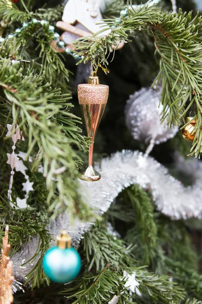 Julgran dekorerade diverse leksaker selektivt fokus. — Stockfoto