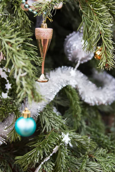 Julgran dekorerade diverse leksaker selektivt fokus. — Stockfoto