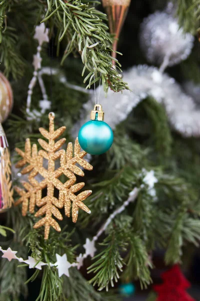 Julgran dekorerade diverse leksaker selektivt fokus. — Stockfoto