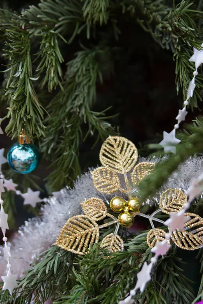 Julgran dekorerade diverse leksaker selektivt fokus. — Stockfoto