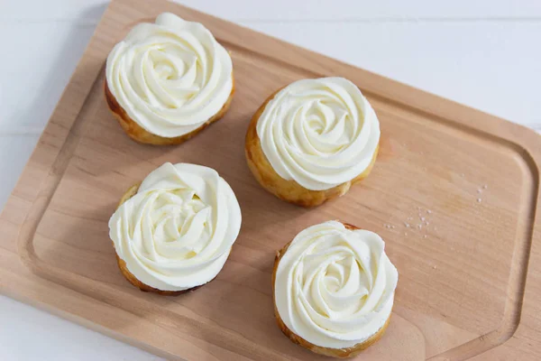 Fastelavn buns süßes Pulver traditionelles nordisches Essen. — Stockfoto