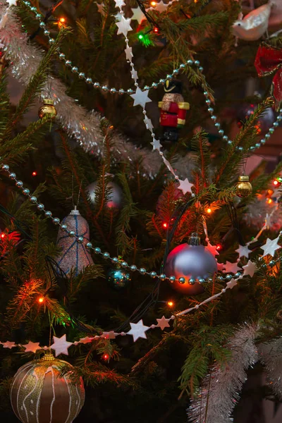 Julgran dekorerade diverse leksaker selektivt fokus. — Stockfoto