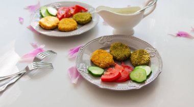 Gri tabakta nohut pirzolası.