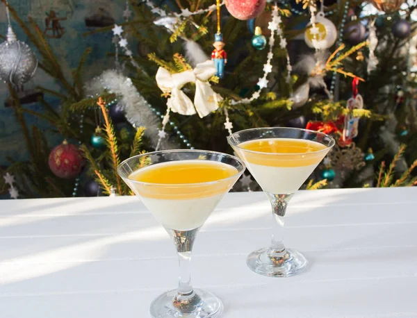 Navidad postre italiano mandarina panna cotta martini vidrio . — Foto de Stock