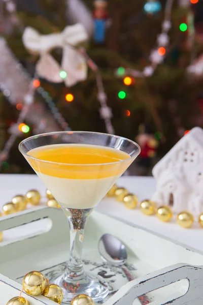 Panna cotta italiano postre mandarina Navidad martini vidrio . — Foto de Stock