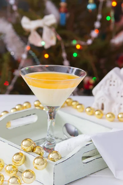 Panna cotta postre italiano mandarina Navidad martini bandeja de vidrio . — Foto de Stock