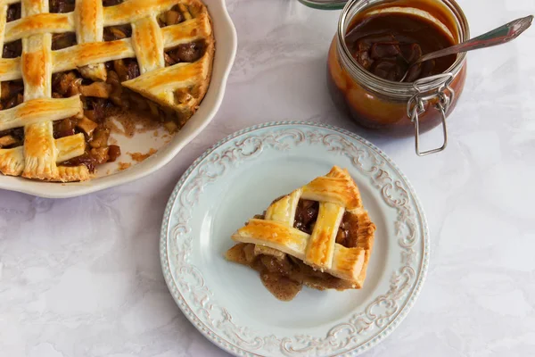 Amerikanischer Apfelkuchen klassisches Gittergewebe gesalzenes Karamellglas. — Stockfoto