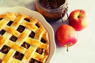 Klasik kafes örgü elmalı turta. İki tane meyve rengi..