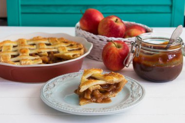 Tuzlu karamel dilimi Amerikan elmalı turta kafesi.