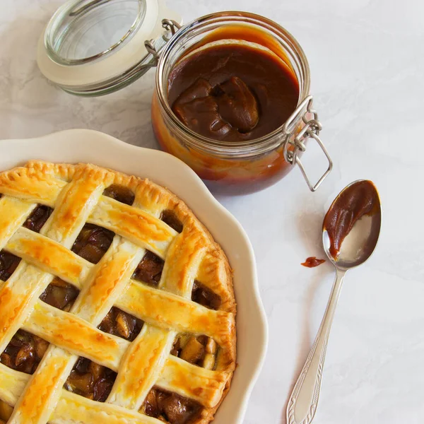 Klassische Gitterweberei Apfelkuchen gesalzen Karamell. — Stockfoto