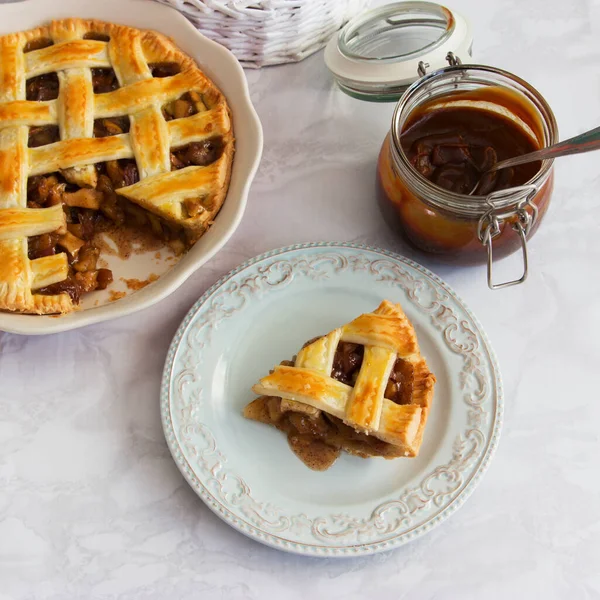 Amerikanischer Apfelkuchen klassisches Gittergewebe gesalzenes Karamellglas. — Stockfoto