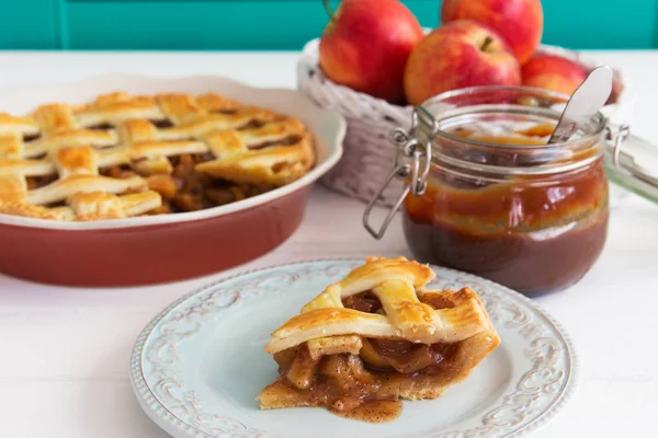 Gesalzenes Karamell Keil amerikanischen Apfelkuchen Gitter. — Stockfoto