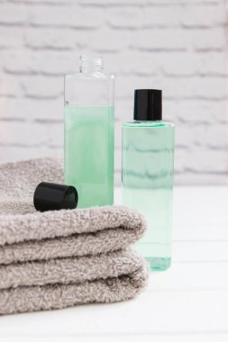 Rahatla konsept güzellik ürünleri iki gri havlu dikey ön görünüm.