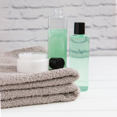 Rahatla konsept jel krem iki gri havlu kare ön görünüm.