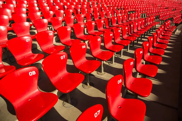 Röd stadium stolar Stockbild