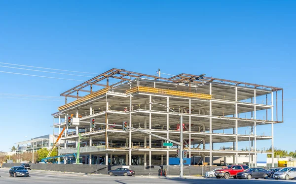 Plac Budowy Rogu Ulicy Samochodami Błękitnym Niebem — Zdjęcie stockowe