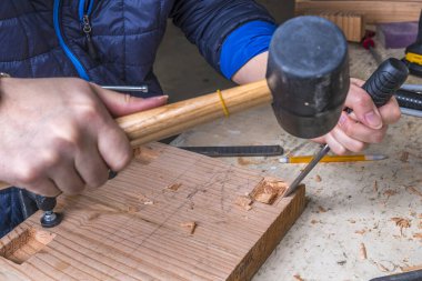 Keski ve çekiçle ahşap işçiliğinin yakın görüntüsü