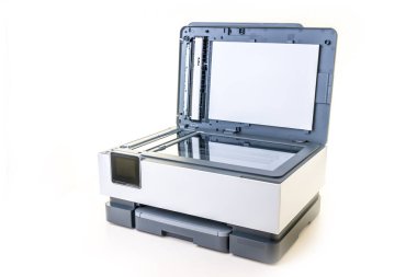 çok işlevli yazıcı üzerinde beyaz izole