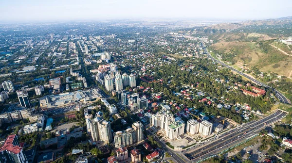 İnsansız hava aracından Almaty City Panoraması