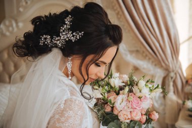 saçlı güzel gelin ona düğün günü için hazırlar