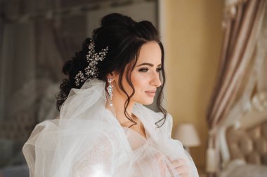 saçlı güzel gelin ona düğün günü için hazırlar