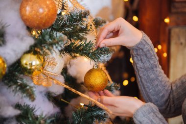 güzel kadının ellerini bembeyaz Noel ağacı oyuncak ile dekore edilmiştir.