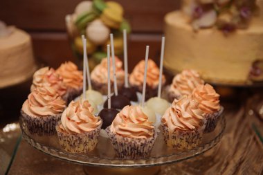 güzel kekler sandalyesine yalan