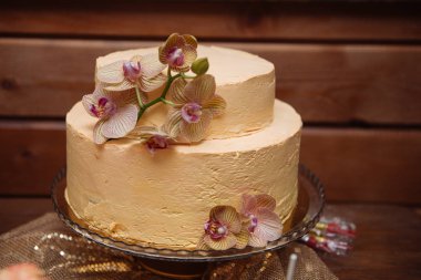 bir kristal üssünde yalan çiçekli pasta