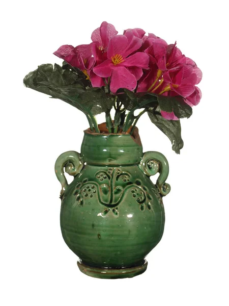Velho vaso de cerâmica verde com flores vermelhas artificiais isoladas em w — Fotografia de Stock