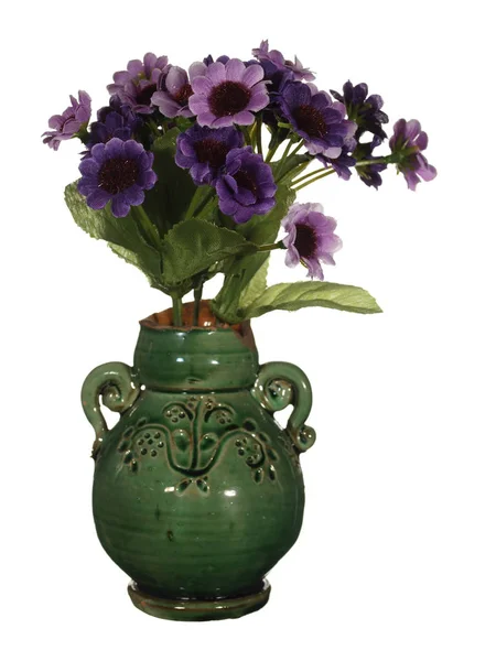 Jarrón cerámico antiguo de color verde con flores violetas artificiales i — Foto de Stock
