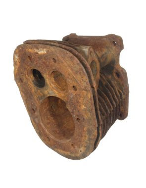 Eski paslı silindir üzerinde w izole eski bir motosiklet motoru