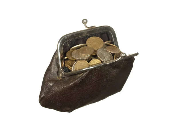 Kleine Münzen im alten Portemonnaie mit Metallverschlüssen isoliert auf weißem Ba — Stockfoto