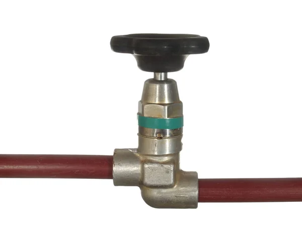 Водопроводный кран с черной ручкой и красные трубы изолированы на белой спине — стоковое фото
