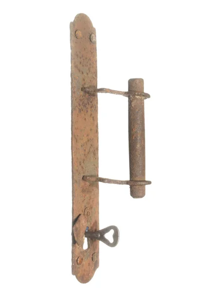 Ancienne poignée de porte rouillée avec trou de serrure et clé isolée sur blanc — Photo