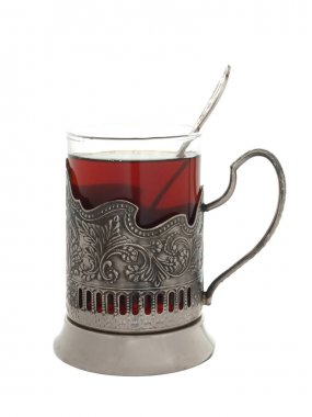 cam çay ve bir çay kaşığı bir whit üzerinde izole bir bardak tutucu