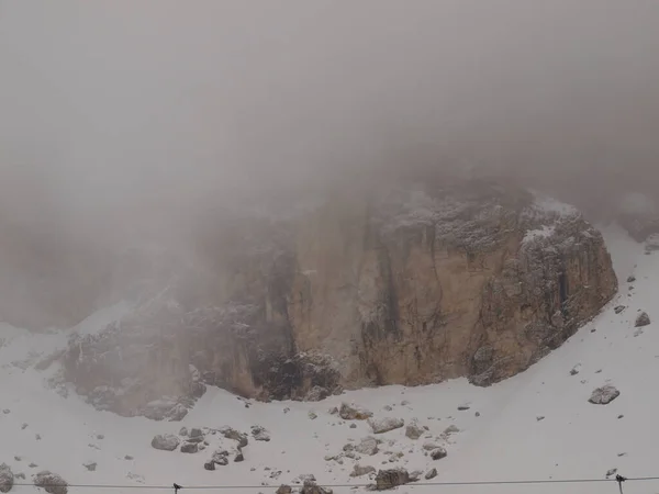 Mist in de bergen. Ochtendmist bedekt de rotsen in de Italia — Stockfoto