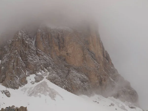 Mist in de bergen. Ochtendmist bedekt de rotsen in de Italia — Stockfoto