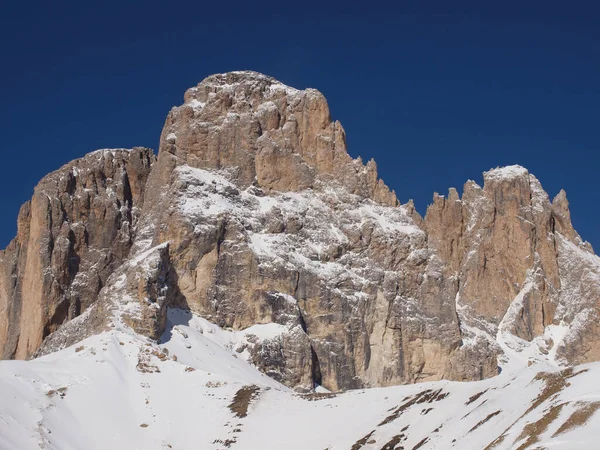 Rocce illuminate dal sole che sorge contro un cielo blu senza nuvole . — Foto Stock